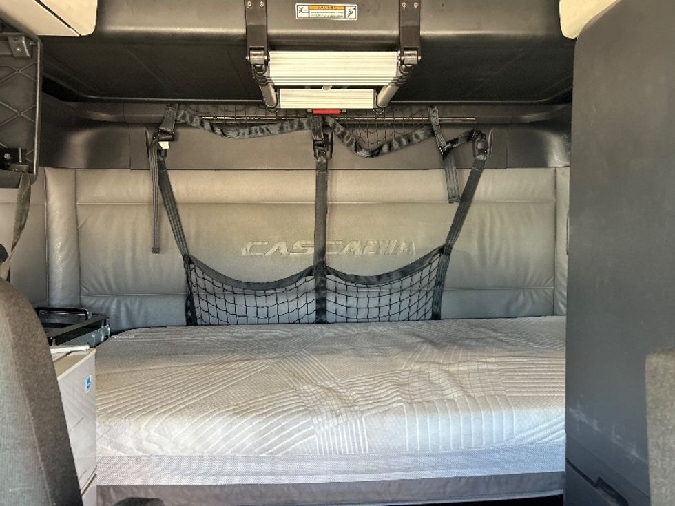 Sleeper Tractor-Heavy Duty Tractors-Freightliner-2022-T12664ST-Houston-TX-558,234\n\t\tmiles-$ 63,500 - Image 16