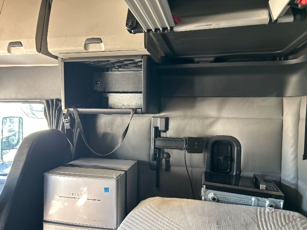 Sleeper Tractor-Heavy Duty Tractors-Freightliner-2022-T12664ST-Houston-TX-558,234\n\t\tmiles-$ 63,500 - Image 19