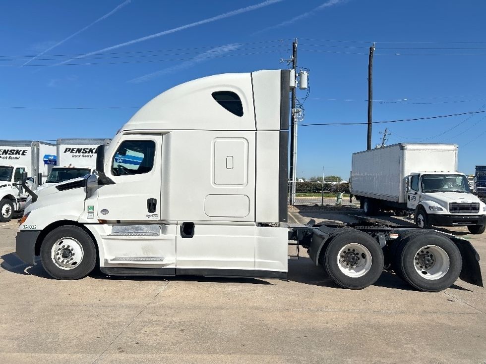 Sleeper Tractor-Heavy Duty Tractors-Freightliner-2022-T12664ST-Houston-TX-558,234\n\t\tmiles-$ 63,500 - Image 4
