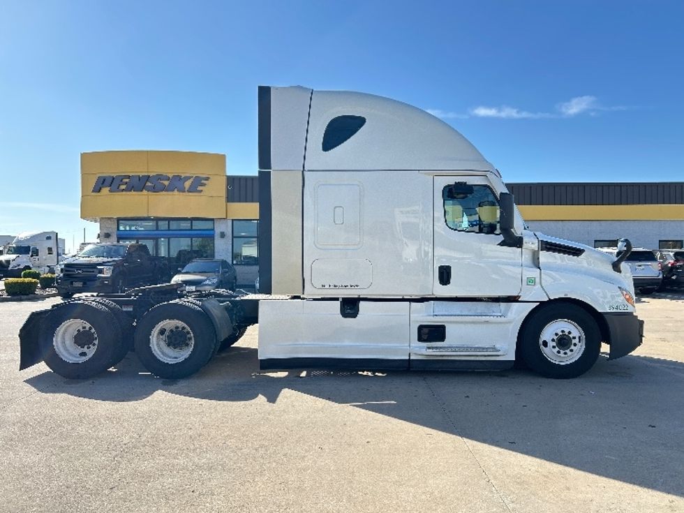 Sleeper Tractor-Heavy Duty Tractors-Freightliner-2022-T12664ST-Houston-TX-558,234\n\t\tmiles-$ 63,500 - Image 8