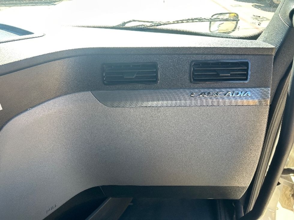 Sleeper Tractor-Heavy Duty Tractors-Freightliner-2022-T12664ST-Houston-TX-566,362\n\t\tmiles-$ 62,750 - Image 14