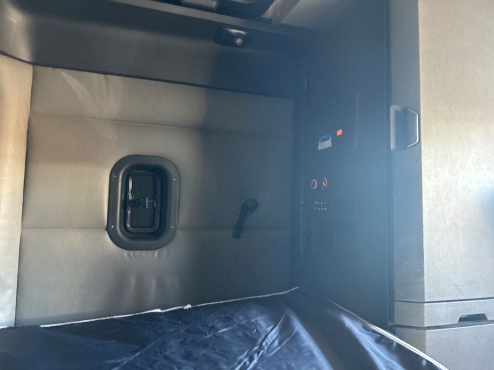 Sleeper Tractor-Heavy Duty Tractors-Freightliner-2022-T12664ST-Houston-TX-566,362\n\t\tmiles-$ 62,750 - Image 18