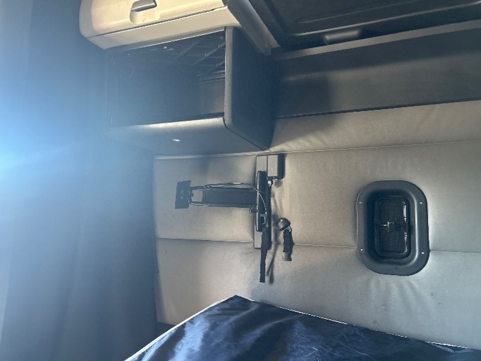 Sleeper Tractor-Heavy Duty Tractors-Freightliner-2022-T12664ST-Houston-TX-566,362\n\t\tmiles-$ 62,750 - Image 19