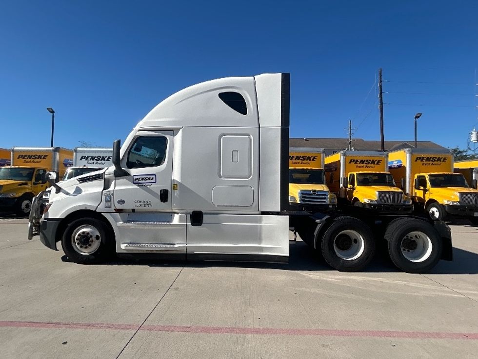 Sleeper Tractor-Heavy Duty Tractors-Freightliner-2022-T12664ST-Houston-TX-566,362\n\t\tmiles-$ 62,750 - Image 4