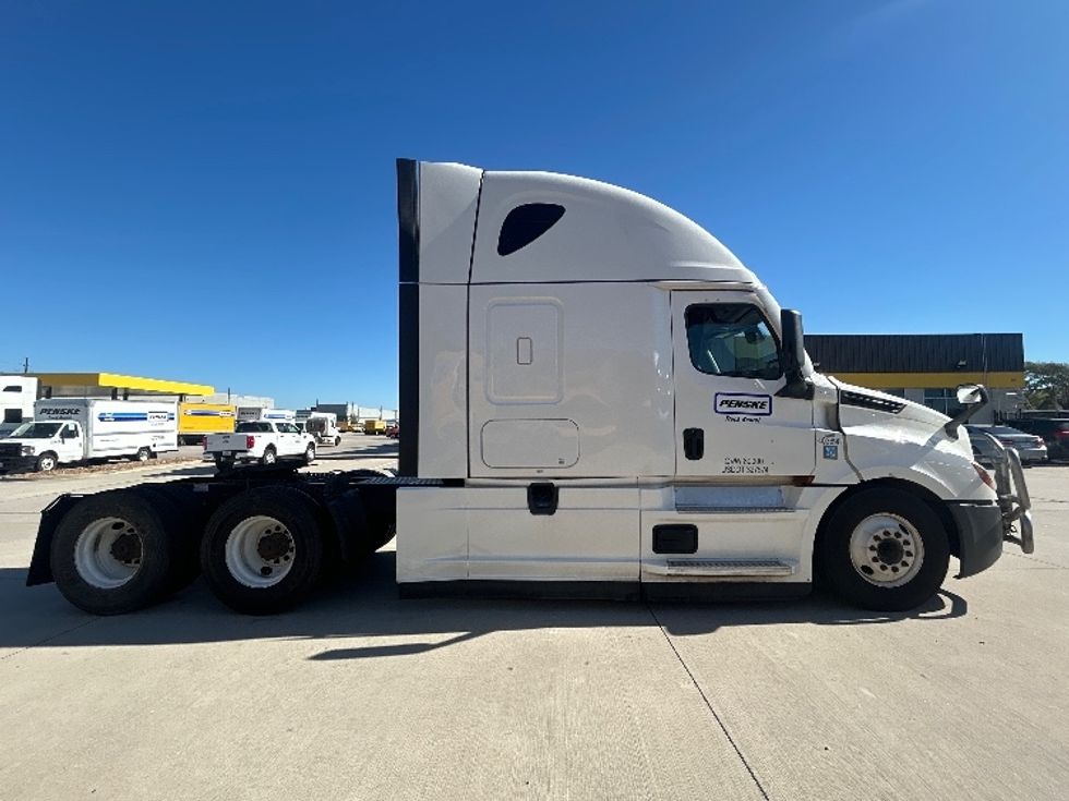 Sleeper Tractor-Heavy Duty Tractors-Freightliner-2022-T12664ST-Houston-TX-566,362\n\t\tmiles-$ 62,750 - Image 8