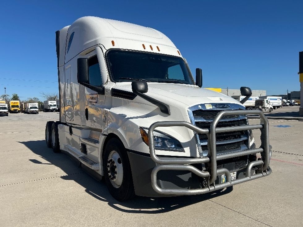 Sleeper Tractor-Heavy Duty Tractors-Freightliner-2022-T12664ST-Houston-TX-583,711\n\t\tmiles-$ 64,000 - Image 1