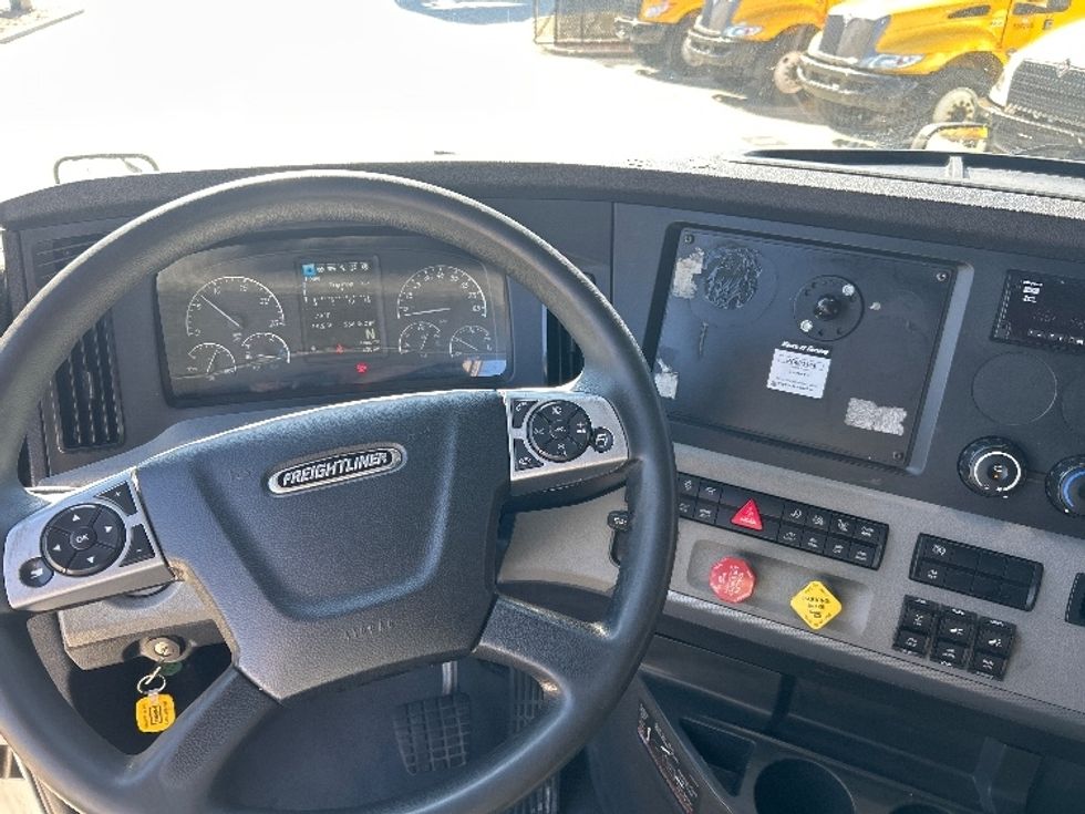 Sleeper Tractor-Heavy Duty Tractors-Freightliner-2022-T12664ST-Houston-TX-583,711\n\t\tmiles-$ 64,000 - Image 11