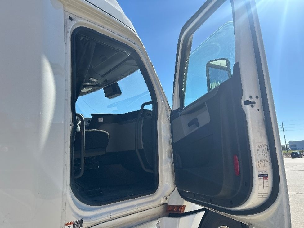 Sleeper Tractor-Heavy Duty Tractors-Freightliner-2022-T12664ST-Houston-TX-583,711\n\t\tmiles-$ 64,000 - Image 13
