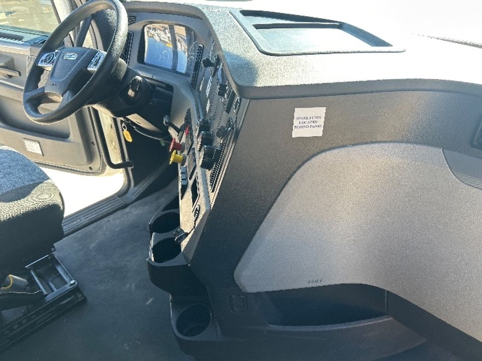 Sleeper Tractor-Heavy Duty Tractors-Freightliner-2022-T12664ST-Houston-TX-583,711\n\t\tmiles-$ 64,000 - Image 15