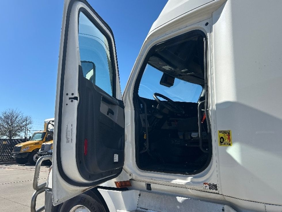 Sleeper Tractor-Heavy Duty Tractors-Freightliner-2022-T12664ST-Houston-TX-583,711\n\t\tmiles-$ 64,000 - Image 9