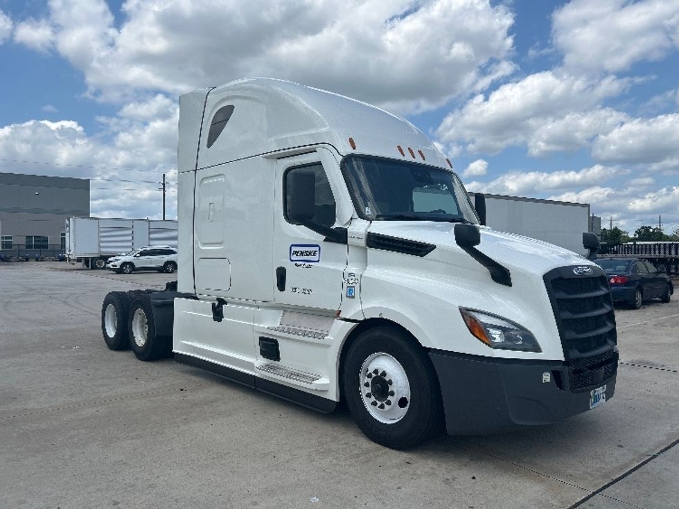 Sleeper Tractor-Heavy Duty Tractors-Freightliner-2022-T12664ST-Houston-TX-662,751\n\t\tmiles-$ 63,250 - Image 1