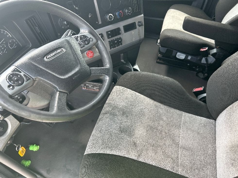 Sleeper Tractor-Heavy Duty Tractors-Freightliner-2022-T12664ST-Houston-TX-662,751\n\t\tmiles-$ 63,250 - Image 10