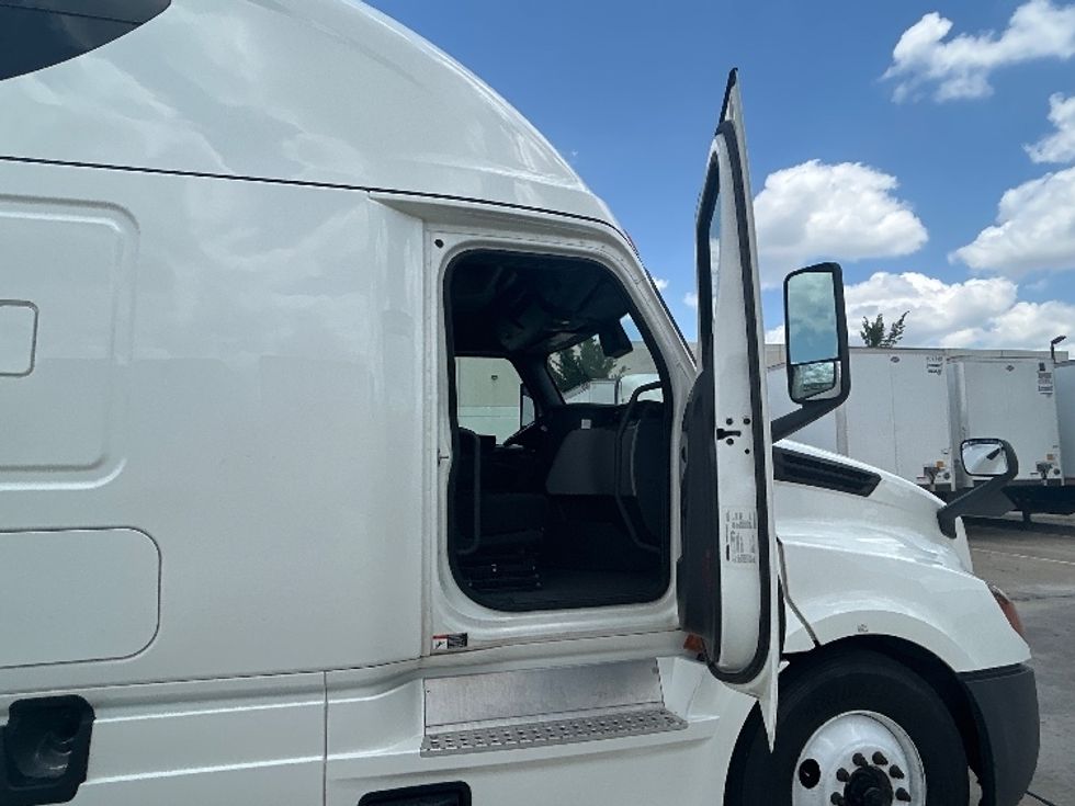 Sleeper Tractor-Heavy Duty Tractors-Freightliner-2022-T12664ST-Houston-TX-662,751\n\t\tmiles-$ 63,250 - Image 13