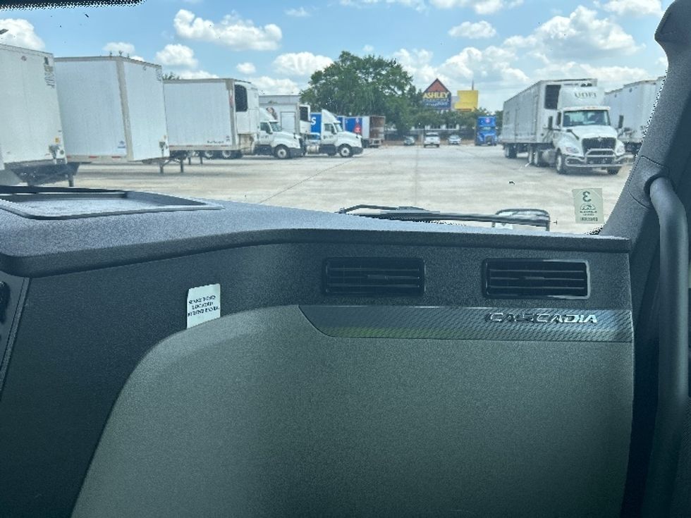 Sleeper Tractor-Heavy Duty Tractors-Freightliner-2022-T12664ST-Houston-TX-662,751\n\t\tmiles-$ 63,250 - Image 14