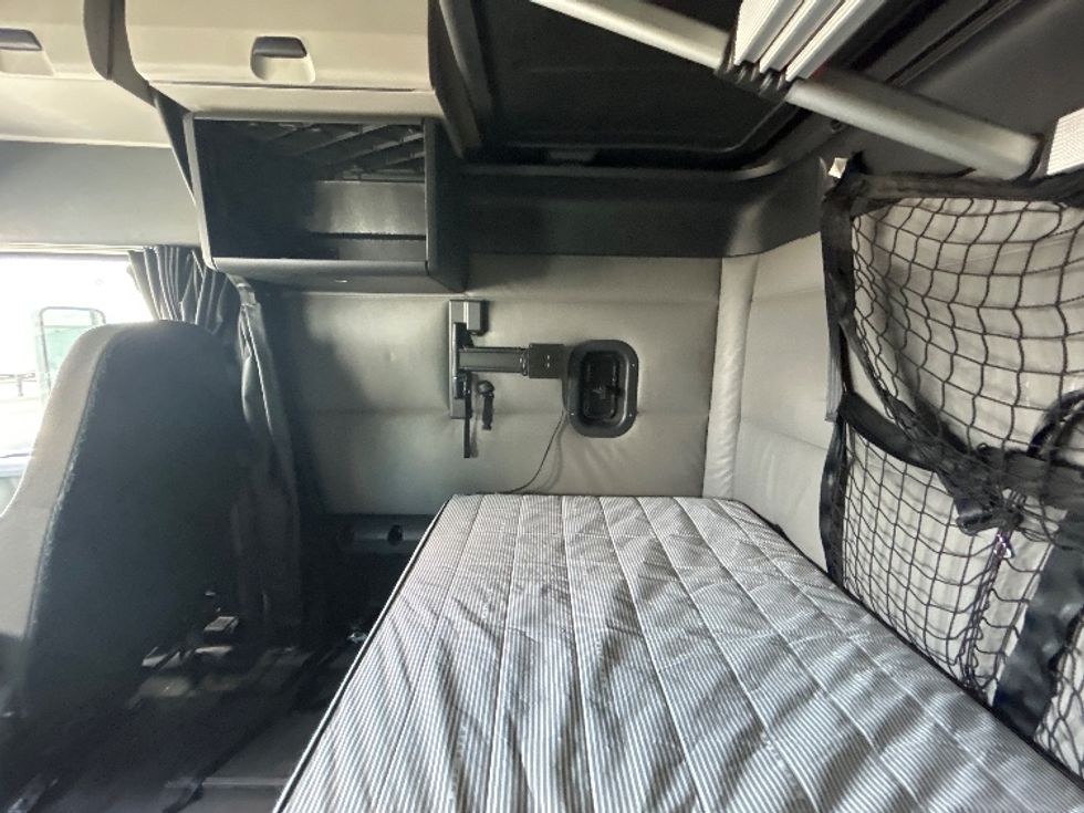 Sleeper Tractor-Heavy Duty Tractors-Freightliner-2022-T12664ST-Houston-TX-662,751\n\t\tmiles-$ 63,250 - Image 19