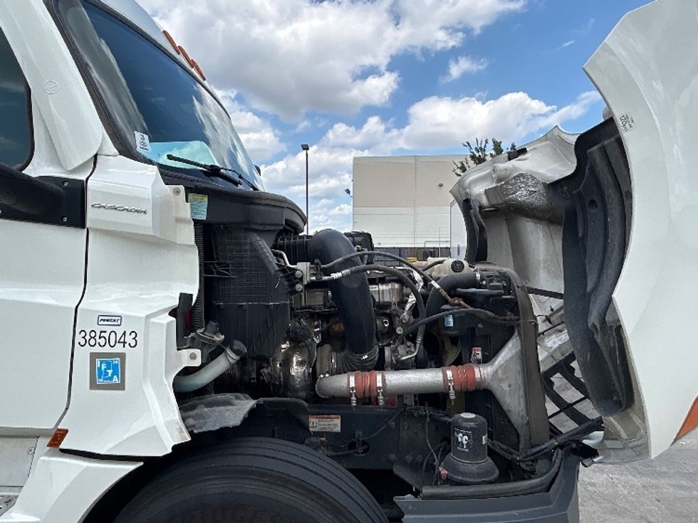 Sleeper Tractor-Heavy Duty Tractors-Freightliner-2022-T12664ST-Houston-TX-662,751\n\t\tmiles-$ 63,250 - Image 20