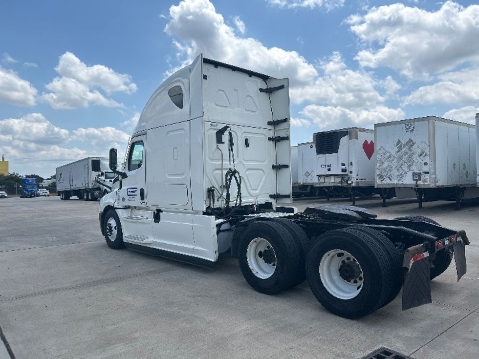 Sleeper Tractor-Heavy Duty Tractors-Freightliner-2022-T12664ST-Houston-TX-662,751\n\t\tmiles-$ 63,250 - Image 5
