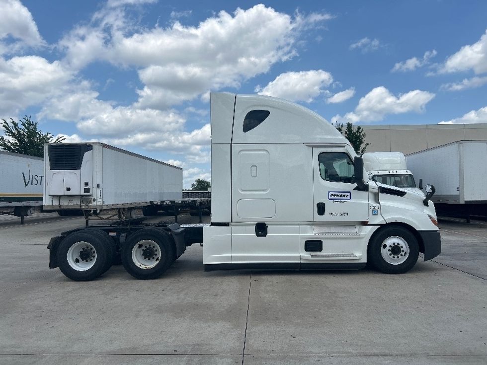 Sleeper Tractor-Heavy Duty Tractors-Freightliner-2022-T12664ST-Houston-TX-662,751\n\t\tmiles-$ 63,250 - Image 8