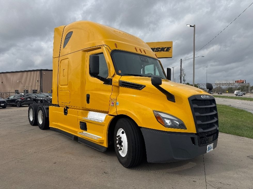 Sleeper Tractor-Heavy Duty Tractors-Freightliner-2022-T12664ST-Houston-TX-670,048\n\t\tmiles-$ 47,750 - Image 1
