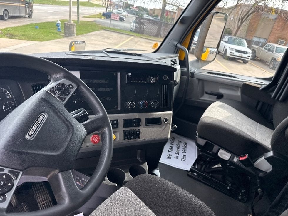 Sleeper Tractor-Heavy Duty Tractors-Freightliner-2022-T12664ST-Houston-TX-670,048\n\t\tmiles-$ 47,750 - Image 10