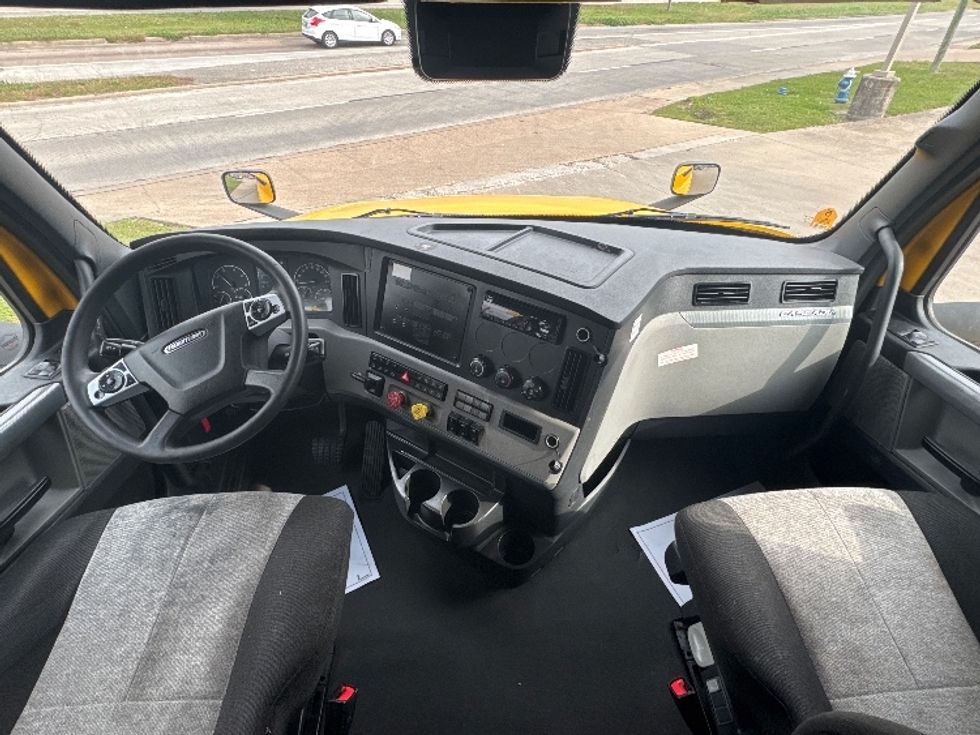 Sleeper Tractor-Heavy Duty Tractors-Freightliner-2022-T12664ST-Houston-TX-670,048\n\t\tmiles-$ 47,750 - Image 12