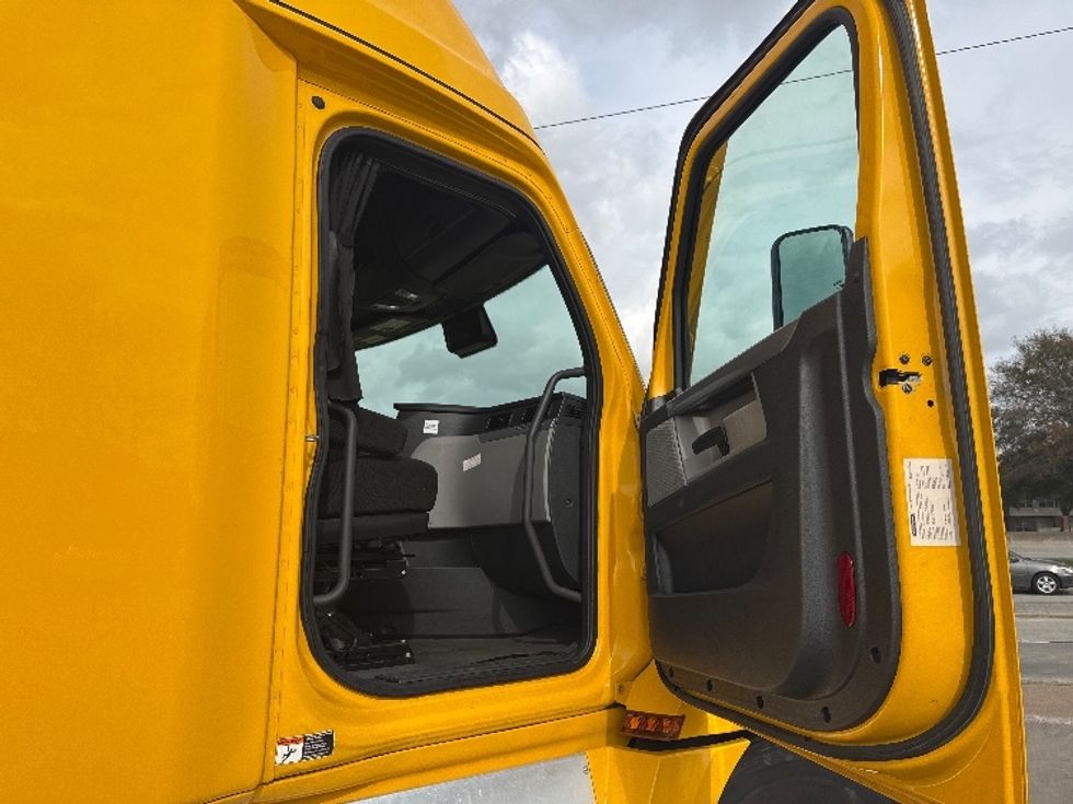 Sleeper Tractor-Heavy Duty Tractors-Freightliner-2022-T12664ST-Houston-TX-670,048\n\t\tmiles-$ 47,750 - Image 13