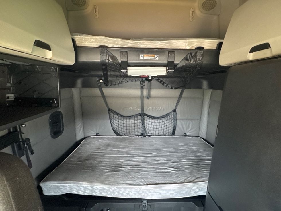 Sleeper Tractor-Heavy Duty Tractors-Freightliner-2022-T12664ST-Houston-TX-670,048\n\t\tmiles-$ 47,750 - Image 16