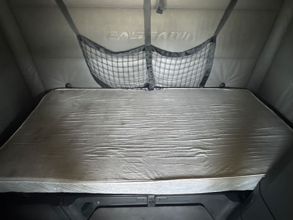 Sleeper Tractor-Heavy Duty Tractors-Freightliner-2022-T12664ST-Houston-TX-670,048\n\t\tmiles-$ 47,750 - Image 17