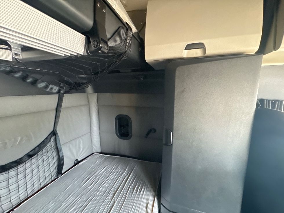 Sleeper Tractor-Heavy Duty Tractors-Freightliner-2022-T12664ST-Houston-TX-670,048\n\t\tmiles-$ 47,750 - Image 18