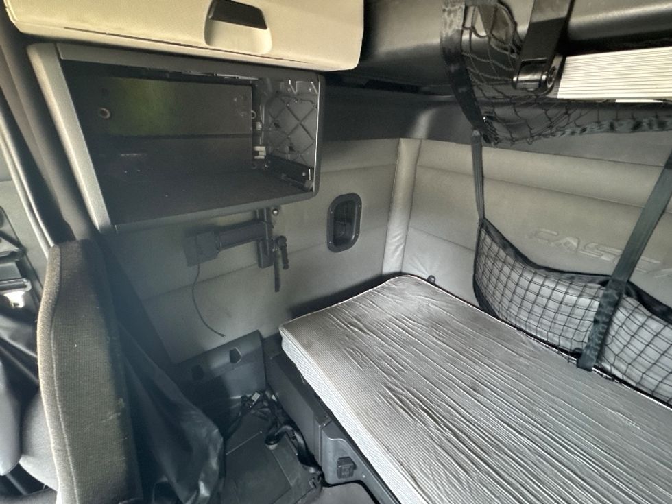 Sleeper Tractor-Heavy Duty Tractors-Freightliner-2022-T12664ST-Houston-TX-670,048\n\t\tmiles-$ 47,750 - Image 19