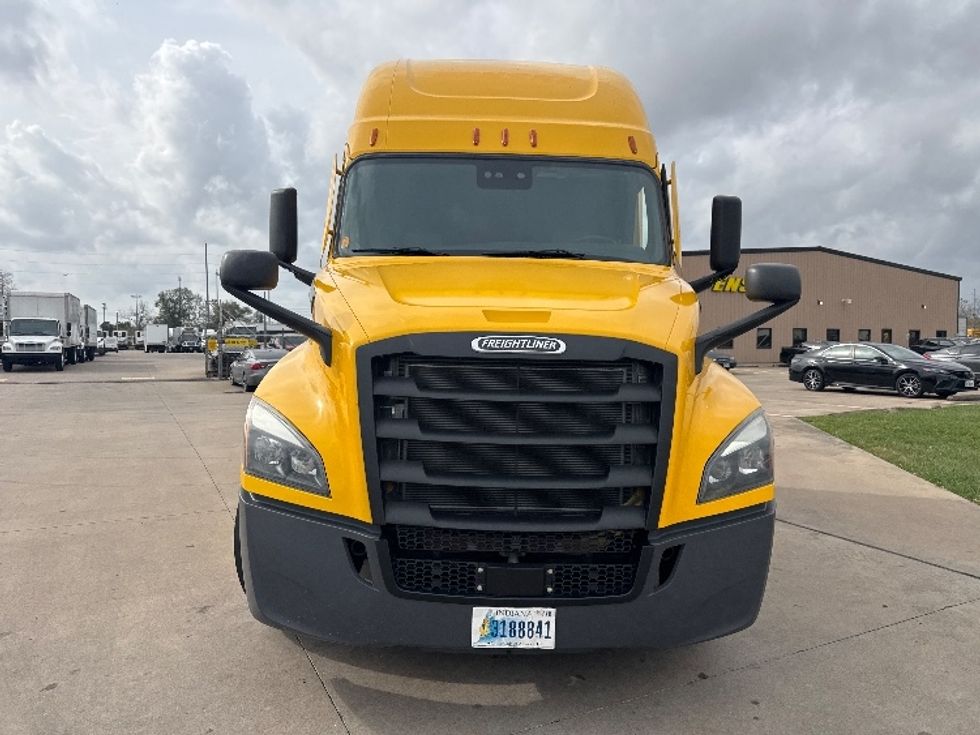 Sleeper Tractor-Heavy Duty Tractors-Freightliner-2022-T12664ST-Houston-TX-670,048\n\t\tmiles-$ 47,750 - Image 2