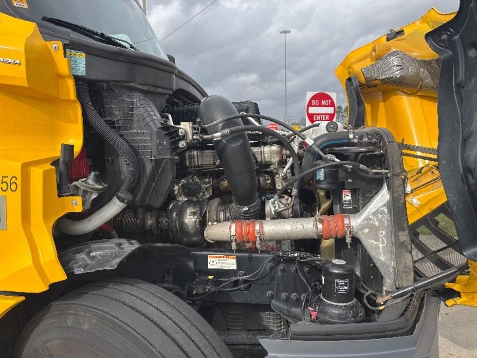 Sleeper Tractor-Heavy Duty Tractors-Freightliner-2022-T12664ST-Houston-TX-670,048\n\t\tmiles-$ 47,750 - Image 20