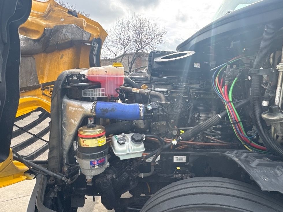 Sleeper Tractor-Heavy Duty Tractors-Freightliner-2022-T12664ST-Houston-TX-670,048\n\t\tmiles-$ 47,750 - Image 21