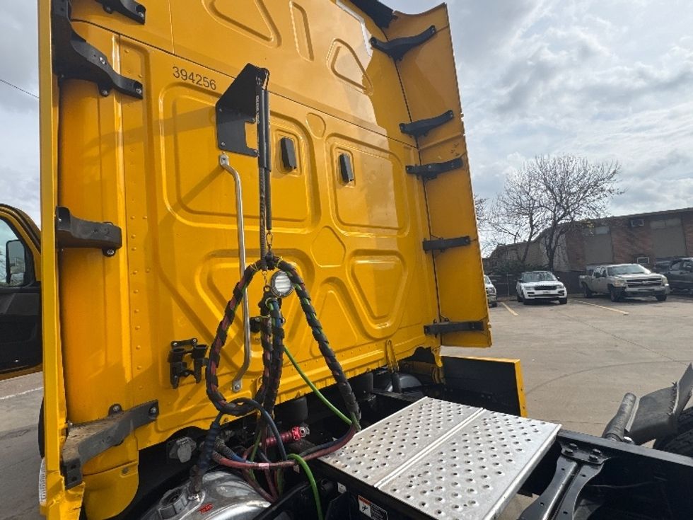 Sleeper Tractor-Heavy Duty Tractors-Freightliner-2022-T12664ST-Houston-TX-670,048\n\t\tmiles-$ 47,750 - Image 22