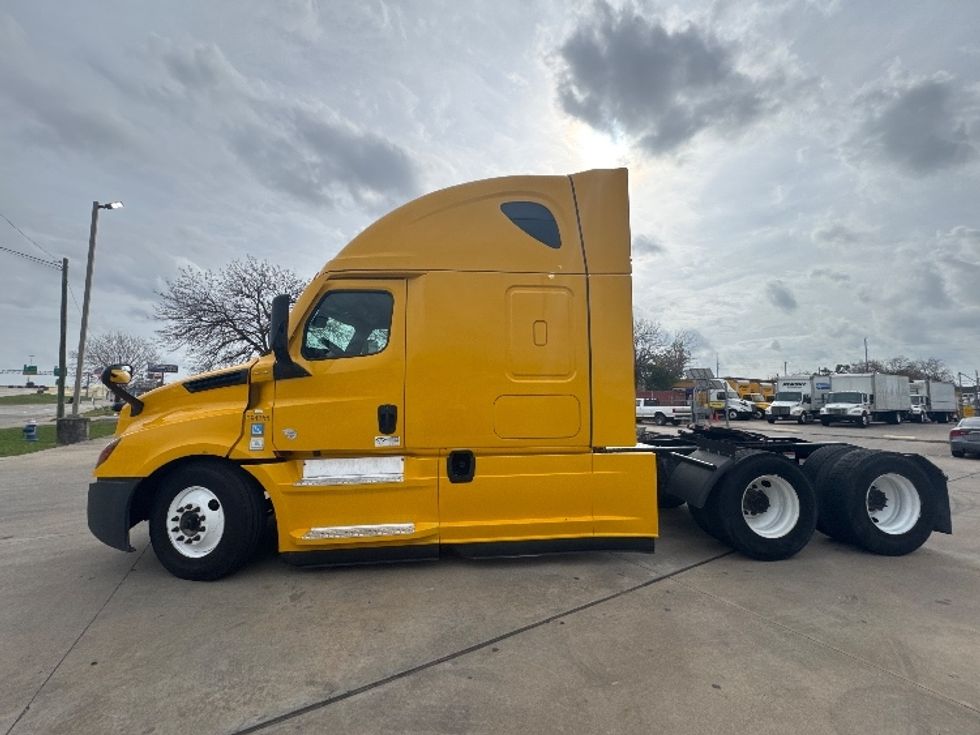 Sleeper Tractor-Heavy Duty Tractors-Freightliner-2022-T12664ST-Houston-TX-670,048\n\t\tmiles-$ 47,750 - Image 4