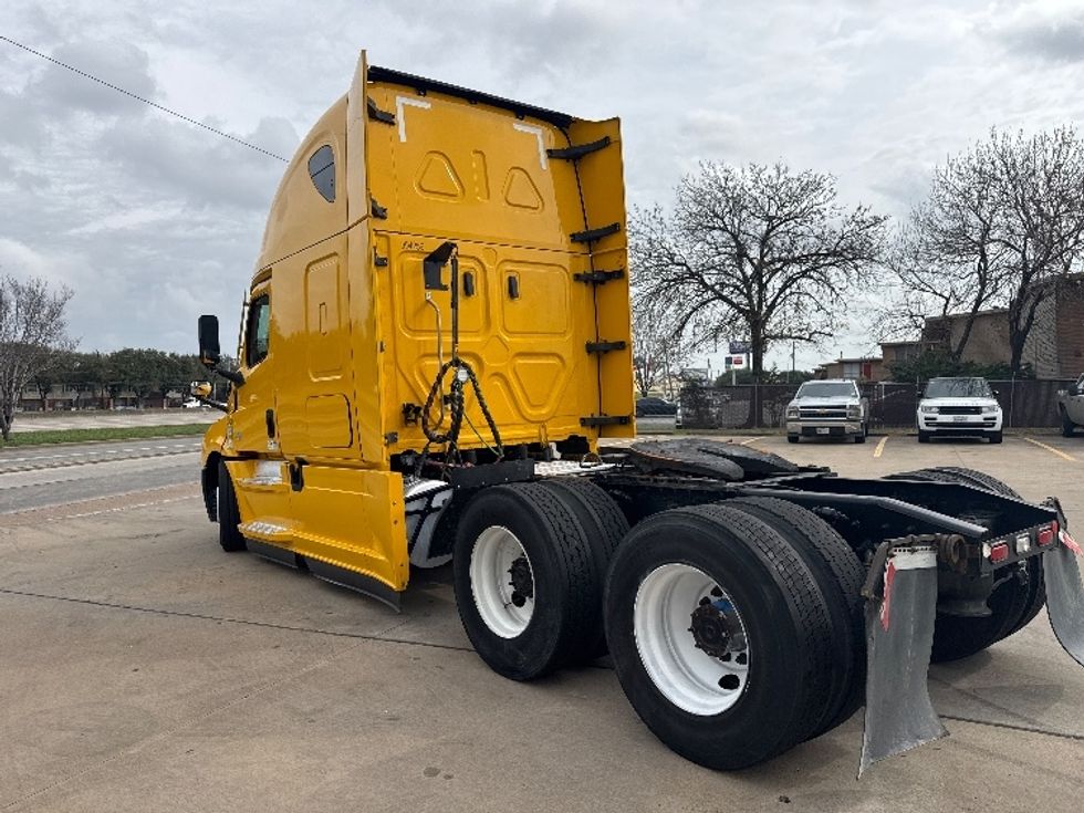 Sleeper Tractor-Heavy Duty Tractors-Freightliner-2022-T12664ST-Houston-TX-670,048\n\t\tmiles-$ 47,750 - Image 5