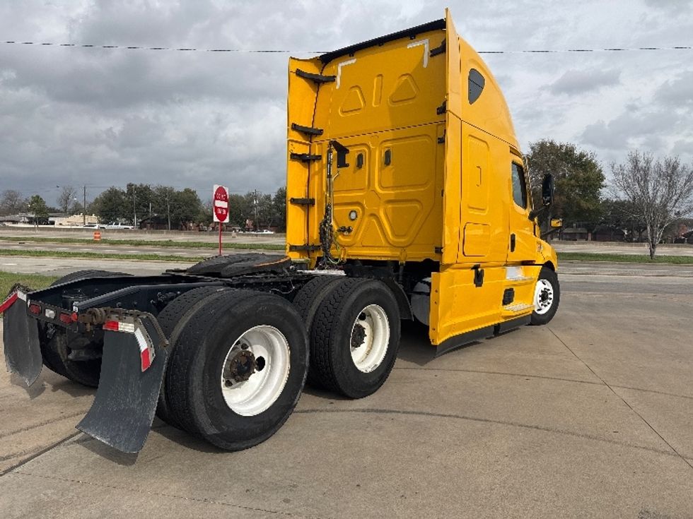 Sleeper Tractor-Heavy Duty Tractors-Freightliner-2022-T12664ST-Houston-TX-670,048\n\t\tmiles-$ 47,750 - Image 7
