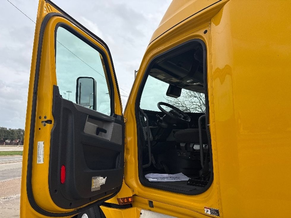 Sleeper Tractor-Heavy Duty Tractors-Freightliner-2022-T12664ST-Houston-TX-670,048\n\t\tmiles-$ 47,750 - Image 9