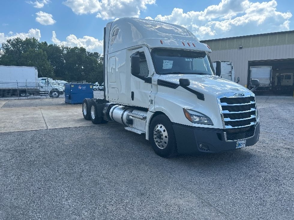 Sleeper Tractor-Heavy Duty Tractors-Freightliner-2022-T12664ST-Hueytown-AL-495,775\n\t\tmiles-$ 78,500 - Image 1