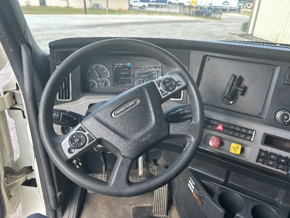 Sleeper Tractor-Heavy Duty Tractors-Freightliner-2022-T12664ST-Hueytown-AL-495,775\n\t\tmiles-$ 78,500 - Image 11