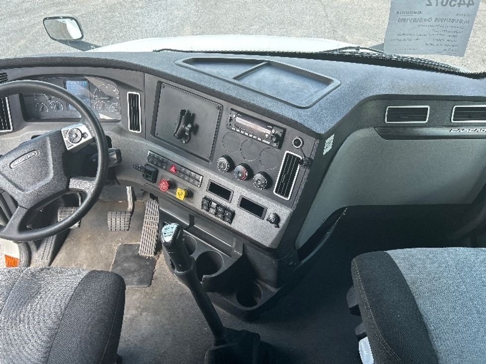 Sleeper Tractor-Heavy Duty Tractors-Freightliner-2022-T12664ST-Hueytown-AL-495,775\n\t\tmiles-$ 78,500 - Image 12