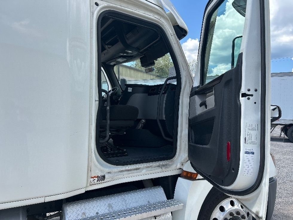 Sleeper Tractor-Heavy Duty Tractors-Freightliner-2022-T12664ST-Hueytown-AL-495,775\n\t\tmiles-$ 78,500 - Image 13