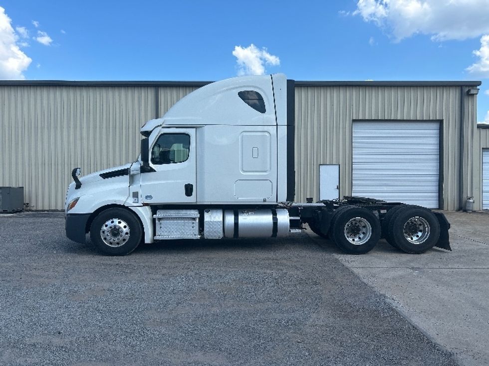Sleeper Tractor-Heavy Duty Tractors-Freightliner-2022-T12664ST-Hueytown-AL-495,775\n\t\tmiles-$ 78,500 - Image 4
