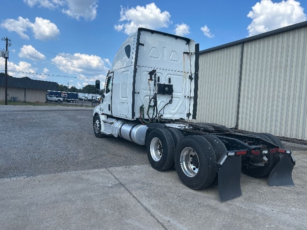 Sleeper Tractor-Heavy Duty Tractors-Freightliner-2022-T12664ST-Hueytown-AL-495,775\n\t\tmiles-$ 78,500 - Image 5