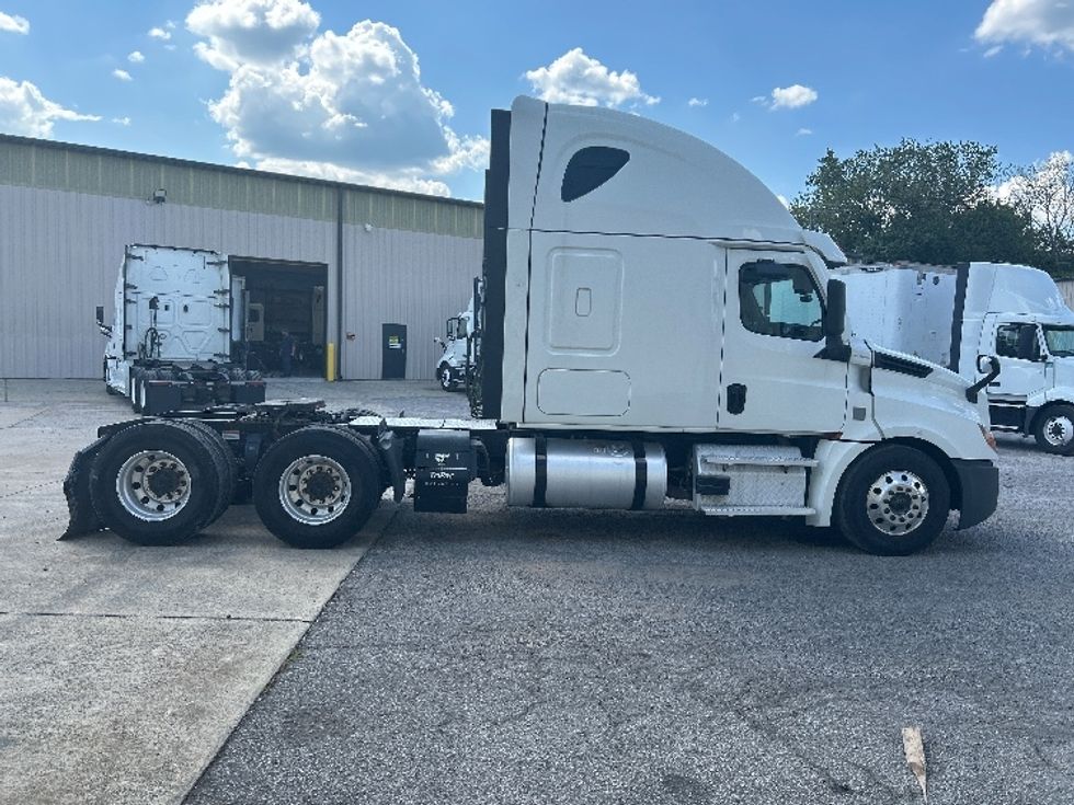 Sleeper Tractor-Heavy Duty Tractors-Freightliner-2022-T12664ST-Hueytown-AL-495,775\n\t\tmiles-$ 78,500 - Image 8