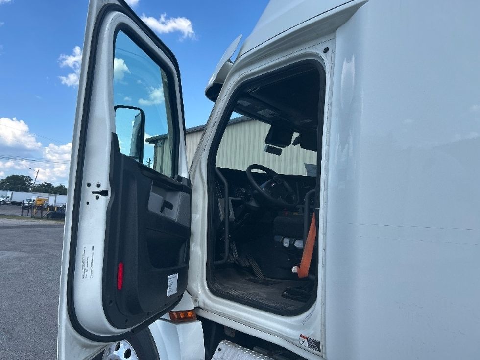 Sleeper Tractor-Heavy Duty Tractors-Freightliner-2022-T12664ST-Hueytown-AL-495,775\n\t\tmiles-$ 78,500 - Image 9