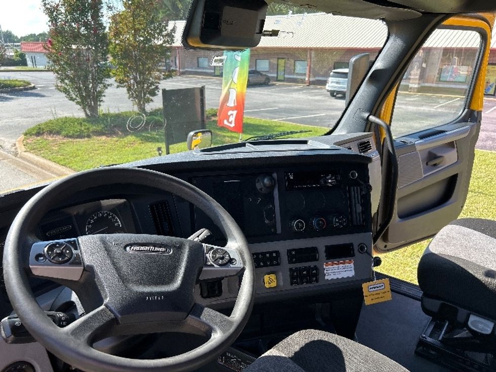 Sleeper Tractor-Heavy Duty Tractors-Freightliner-2022-T12664ST-Hueytown-AL-543,753\n\t\tmiles-$ 63,500 - Image 10