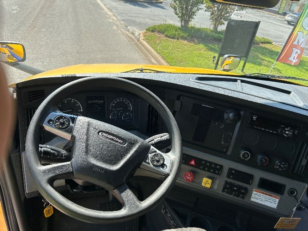 Sleeper Tractor-Heavy Duty Tractors-Freightliner-2022-T12664ST-Hueytown-AL-543,753\n\t\tmiles-$ 63,500 - Image 11