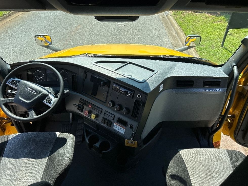 Sleeper Tractor-Heavy Duty Tractors-Freightliner-2022-T12664ST-Hueytown-AL-543,753\n\t\tmiles-$ 63,500 - Image 12