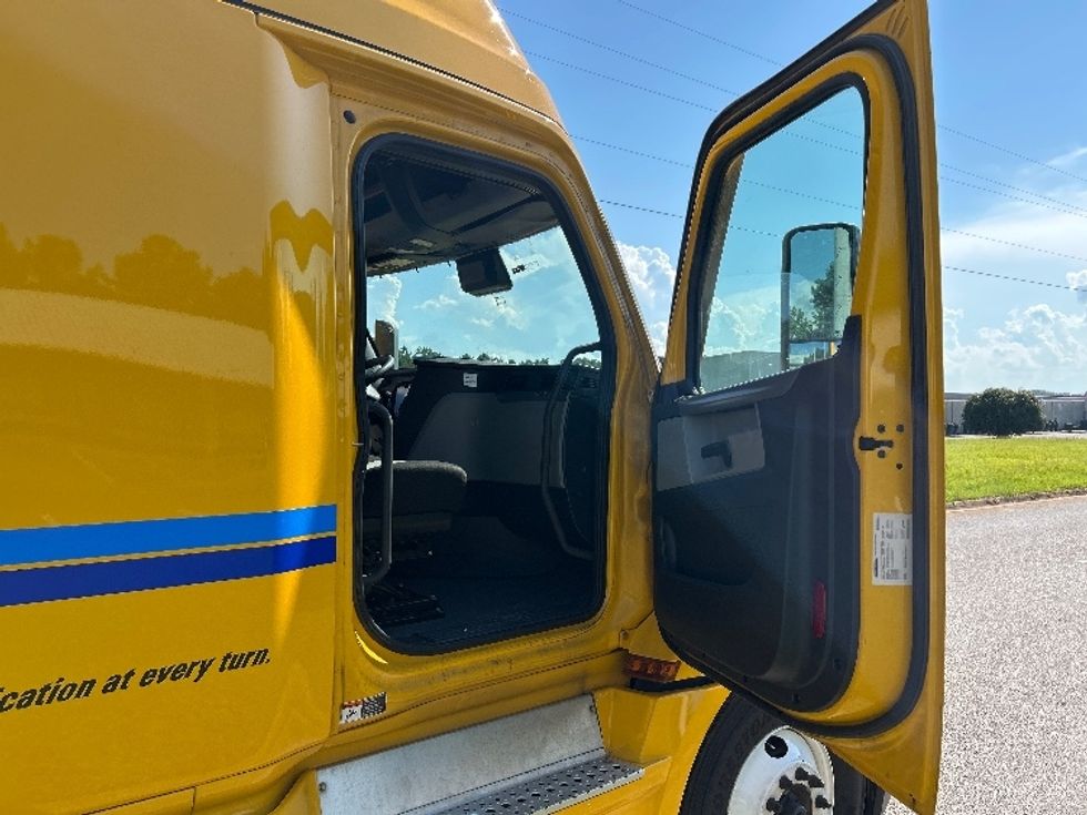 Sleeper Tractor-Heavy Duty Tractors-Freightliner-2022-T12664ST-Hueytown-AL-543,753\n\t\tmiles-$ 63,500 - Image 13